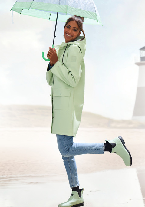 Bild: Regenjacke von Elbsand: Lange Regenjacke von Elbsand. Kapuze mit Kordelzug. 2-Wege-Reißverschluss, verdeckt mit einer Druckkopfleiste. Saumschlitz hinten. Ärmel mit verstellbaren Riemen. Logoprints auf der Kapuze und dem linken Arm. Klappentaschen seitlich, Brusttasche mit Reißverschluss. Funktionale Qualität.