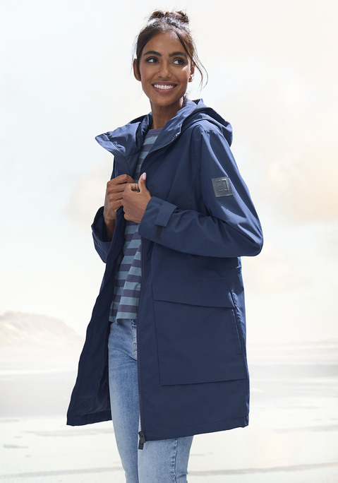 Bild: Regenjacke von Elbsand: Lange Regenjacke von Elbsand. Mit Kapuze und 2-Wege-Reißverschluss. Ärmel mit Klettverschluss am Saum. Großer Logodruck am Rücken. Wind- und wasserdichtes Material.