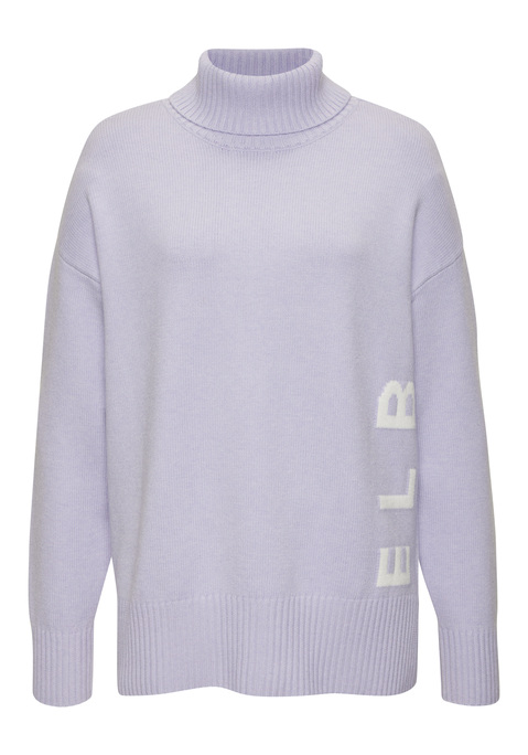 Bild: Rollkragenpullover von Elbsand: <h3>Der perfekte Rollkragenpullover für stilbewusste Frauen</h3>
<p>
Der <strong>Elbsand</strong>-Rollkragenpullover vereint modernen Chic mit unvergleichlichem Komfort. Sein softer Strick und die leicht überschnittenen Ärmel bieten nicht nur eine modische Optik, sondern auch eine angenehme Passform, die sich sanft an den Körper anschmiegt. Der gerade Saum, der hinten etwas länger ist und seitliche Schlitze aufweist, verleiht dem Pullover eine besondere Note, die ihn von anderen Modellen abhebt. Zudem sorgt der eingestrickte Logoschriftzug für einen subtilen Markenakzent.
</p>

<h4>Qualität und Pflege des Strickpullovers</h4>
<p>
Dieser modische Begleiter besteht aus einem hochwertigen Materialmix, der nicht nur weich und angenehm auf der Haut liegt, sondern auch für eine optimale Atmungsaktivität sorgt. Die figurumspielende Passform garantiert zudem eine elegante Silhouette. Der Rollkragenpullover ist maschinenwaschbar und somit besonders pflegeleicht, was ihn zur idealen Wahl für den Alltag macht. Die unifarbene Optik ermöglicht vielseitige Kombinationen mit anderen Kleidungsstücken.
</p>

<h4>Stilvolle Kombinationen für jede Gelegenheit</h4>
<p>
Der <strong>Elbsand</strong>-Rollkragenpullover eignet sich hervorragend für lässige Streetwear-Looks. Er lässt sich perfekt mit Jeans oder einer lockeren Stoffhose kombinieren. Für einen sportlichen Look bietet sich die Kombination mit Sneakers an, während er mit Ankle-Boots oder Stiefeln für den Abend elegant aufgewertet werden kann. Ob beim Treffen mit Freunden, im Büro oder bei einem gemütlichen Abend zu Hause – dieser Pullover ist der ideale Begleiter für jede Gelegenheit.
</p>

<p>
Der Rollkragenpullover von <strong>Elbsand</strong>  vereint Stil und Komfort – eine Investition in modische Vielseitigkeit.
</p>