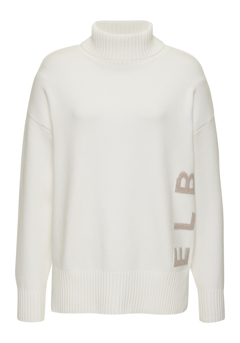 Bild: Rollkragenpullover von Elbsand: <h3>Der perfekte Rollkragenpullover für stilbewusste Frauen</h3>
<p>
Der <strong>Elbsand</strong>-Rollkragenpullover vereint modernen Chic mit unvergleichlichem Komfort. Sein softer Strick und die leicht überschnittenen Ärmel bieten nicht nur eine modische Optik, sondern auch eine angenehme Passform, die sich sanft an den Körper anschmiegt. Der gerade Saum, der hinten etwas länger ist und seitliche Schlitze aufweist, verleiht dem Pullover eine besondere Note, die ihn von anderen Modellen abhebt. Zudem sorgt der eingestrickte Logoschriftzug für einen subtilen Markenakzent.
</p>

<h4>Qualität und Pflege des Strickpullovers</h4>
<p>
Dieser modische Begleiter besteht aus einem hochwertigen Materialmix, der nicht nur weich und angenehm auf der Haut liegt, sondern auch für eine optimale Atmungsaktivität sorgt. Die figurumspielende Passform garantiert zudem eine elegante Silhouette. Der Rollkragenpullover ist maschinenwaschbar und somit besonders pflegeleicht, was ihn zur idealen Wahl für den Alltag macht. Die unifarbene Optik ermöglicht vielseitige Kombinationen mit anderen Kleidungsstücken.
</p>

<h4>Stilvolle Kombinationen für jede Gelegenheit</h4>
<p>
Der <strong>Elbsand</strong>-Rollkragenpullover eignet sich hervorragend für lässige Streetwear-Looks. Er lässt sich perfekt mit Jeans oder einer lockeren Stoffhose kombinieren. Für einen sportlichen Look bietet sich die Kombination mit Sneakers an, während er mit Ankle-Boots oder Stiefeln für den Abend elegant aufgewertet werden kann. Ob beim Treffen mit Freunden, im Büro oder bei einem gemütlichen Abend zu Hause – dieser Pullover ist der ideale Begleiter für jede Gelegenheit.
</p>

<p>
Der Rollkragenpullover von <strong>Elbsand</strong>  vereint Stil und Komfort – eine Investition in modische Vielseitigkeit.
</p>