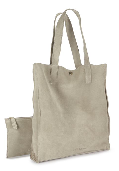 Bild: Schultertasche von Elbsand: <h3>Stylische Schultertasche aus Veloursleder</h3>
<p>
Die schicke Schultertasche von <strong>Elbsand</strong>, gefertigt aus modischem Veloursleder, wertet jedes Outfit auf. Ihr einzigartiges Design macht sie zu einem absoluten Must-Have für modebewusste Frauen, die Wert auf Stil und Qualität legen. 
</p>

<h4>Praktische Details und hochwertige Verarbeitung</h4>
<p>
Diese geräumige Tasche eignet sich sowohl für den Alltag als auch für das Büro. Mit ihren kompakten Maßen von 36 cm Höhe, 33 cm Breite und 8 cm Tiefe bietet sie ausreichend Platz für viele keine Essentials. Das hochwertige Leder sorgt für Langlebigkeit und eine edle Optik, während die schlichte, unifarbene Gestaltung für vielseitige Kombinationsmöglichkeiten sorgt. 
</p>

<h4>Vielseitige Kombinationsmöglichkeiten für jeden Anlass</h4>
<p>
Die Schultertasche lässt sich hervorragend mit Jeans und einem lässigen Oberteil kombinieren und ist ideal für Freizeitaktivitäten oder fürs Büro. Trage sie zu stylischen Sneakern für einen coolen Streetwear-Look oder kombiniere sie mit eleganten Flats für einen schickeren Auftritt.
</p>

<p>
Die Schultertasche von <strong>Elbsand</strong> vereint Stil und Funktionalität und bringt jedes Outfit zum Strahlen!
</p>