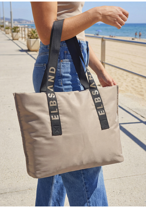 Bild: Shopper von Elbsand: Praktische Schultertasche mit Logo-Applikation von Elbsand. Reißverschluss für sicheres Verschließen und kleiner Innentasche für zusätzliche Organisation. Aus hochwertigem Textilmaterial.