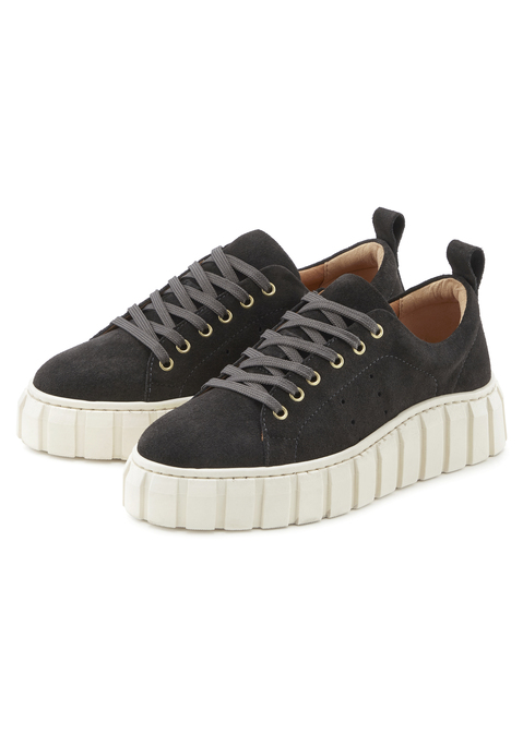 Bild: Sneaker von Elbsand: Sneaker aus Leder von ELBSAND. Obermaterial aus Rindsleder. Futter und Decksohle aus Textil. Laufsohle aus Synthetik.