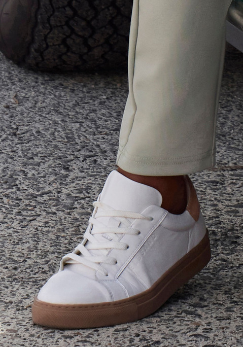 Bild: Sneaker von Elbsand: Bequemer Sneaker von Elbsand. Mit herausnehmbarer Innensohle, ideal für lose Einlagen geeignet. Stilvoll in unifarbenem Design mit farblichem Einsatz. Aus hochwertigem Leder.