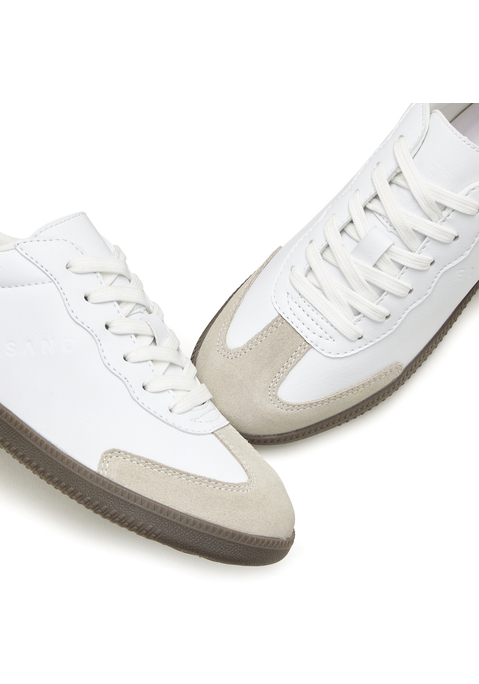 Bild: Sneaker von Elbsand: Sneaker mit Lederanteil von ELBSAND. Obermaterial aus Lederimitat und Rindsleder. Futter und Decksohle aus Textil. Laufsohle aus Synthetik.