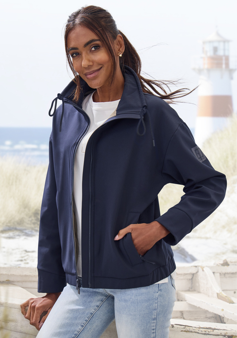 Bild: Softshelljacke von Elbsand: Kurzer Blouson von Elbsand. Hoher verstellbarer Kragen mit Rundum-Logodruck. Seitliche Reißverschlusstaschen. Optimal für den Übergang und schlechteres Wetter. Wasserabweisendes, winddichtes Material.