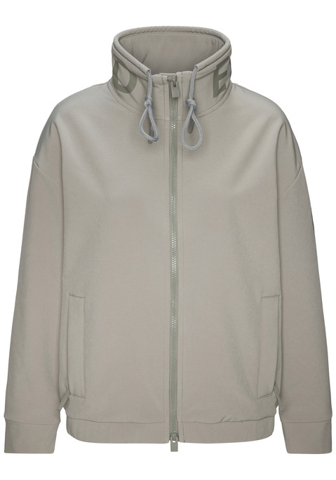 Bild: Softshelljacke von Elbsand: Kurzer Blouson von Elbsand. Hoher verstellbarer Kragen mit Rundum-Logodruck. Seitliche Reißverschlusstaschen. Optimal für den Übergang und schlechteres Wetter. Wasserabweisendes, winddichtes Material.