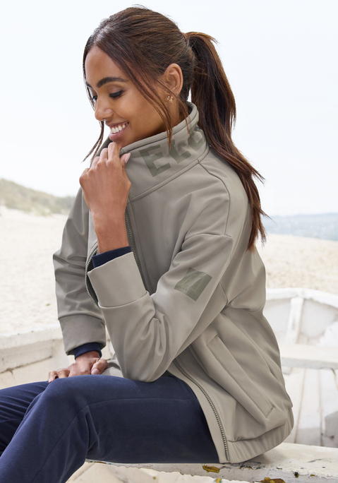 Bild: Softshelljacke von Elbsand: Kurzer Blouson von Elbsand. Hoher verstellbarer Kragen mit Rundum-Logodruck. Seitliche Reißverschlusstaschen. Optimal für den Übergang und schlechteres Wetter. Wasserabweisendes, winddichtes Material.