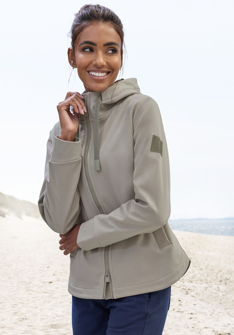Bild: Softshelljacke von Elbsand: Wärmende Softshelljacke von Elbsand mit verstellbarer Kapuze. Seitliche Taschen mit Reißverschluss. Abgerundeter Saum. Großer Logodruck auf der Rückseite. Für kühlere, windige Tage. Wasserabweisendes und winddichtes Material.