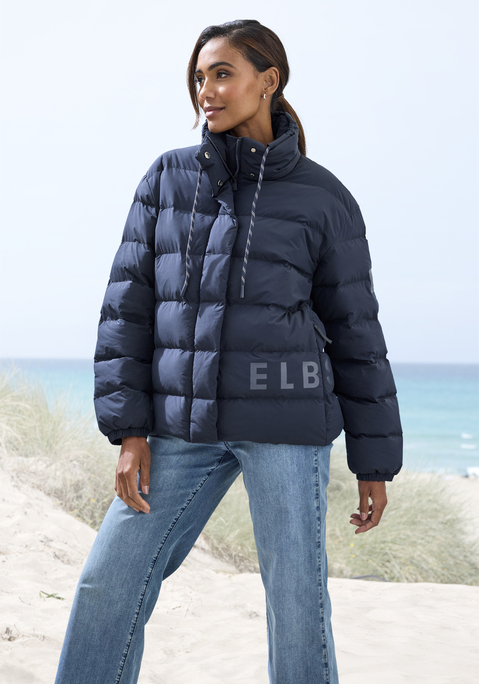 Bild: Steppjacke von Elbsand: <h3>Steppjacke von <strong>Elbsand</strong> – Stil trifft Funktionalität</h3>
<p>
Die Steppjacke von <strong>Elbsand</strong> vereint modische Eleganz mit durchdachten Details. Der Stehkragen und der Kordelzug zur individuellen Weitenverstellung bieten nicht nur einen perfekten Sitz, sondern auch eine ansprechende Optik. Ein verdeckter Reißverschluss mit Knopfleiste sorgt für zusätzlichen Schutz vor Wind und Kälte, während das Logobadge auf dem linken Ärmel der Jacke einen coolen Akzent verleiht. Zudem bieten die seitlichen Reißverschlusstaschen ausreichend Platz für persönliche Gegenstände und tragen zur praktischen Funktionalität des Designs bei.
</p>

<h4>Artikeldetails und Mehrwerte</h4>
<p>
Diese Jacke überzeugt nicht nur durch ihre ansprechende Gestaltung, sondern auch durch eine wärmende Wattierung, die an kühleren Tagen für einen angenehmen Tragekomfort sorgt. 
</p>

<h4>Outfit-Tipps und Trageanlässe</h4>
<p>
Die Steppjacke von <strong>Elbsand</strong> eignet sich hervorragend für zahlreiche Gelegenheiten – sei es für einen entspannten Spaziergang in der Stadt oder beim Outdoor-Workout. Kombiniert mit lässigen Sneakern und einer Vintage-Jeans entsteht ein stilvolles Streetwear-Outfit. Auch zu einem sportlichen Look mit Leggings und einem bequemen T-Shirt passt diese Jacke ideal. Für die Freizeit lässt sie sich super mit einem Schal und einer Mütze ergänzen, die das Gesamtbild abrunden und zusätzliche Wärme bieten.
</p>

<p>
Mit der Steppjacke von <strong>Elbsand</strong> ist jeder Tag ein modisches Abenteuer!
</p>