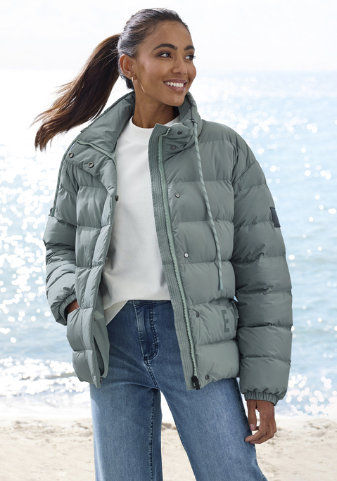 Bild: Steppjacke von Elbsand: <h3>Steppjacke von <strong>Elbsand</strong> – Stil trifft Funktionalität</h3>
<p>
Die Steppjacke von <strong>Elbsand</strong> vereint modische Eleganz mit durchdachten Details. Der Stehkragen und der Kordelzug zur individuellen Weitenverstellung bieten nicht nur einen perfekten Sitz, sondern auch eine ansprechende Optik. Ein verdeckter Reißverschluss mit Knopfleiste sorgt für zusätzlichen Schutz vor Wind und Kälte, während das Logobadge auf dem linken Ärmel der Jacke einen coolen Akzent verleiht. Zudem bieten die seitlichen Reißverschlusstaschen ausreichend Platz für persönliche Gegenstände und tragen zur praktischen Funktionalität des Designs bei.
</p>

<h4>Artikeldetails und Mehrwerte</h4>
<p>
Diese Jacke überzeugt nicht nur durch ihre ansprechende Gestaltung, sondern auch durch eine wärmende Wattierung, die an kühleren Tagen für einen angenehmen Tragekomfort sorgt. 
</p>

<h4>Outfit-Tipps und Trageanlässe</h4>
<p>
Die Steppjacke von <strong>Elbsand</strong> eignet sich hervorragend für zahlreiche Gelegenheiten – sei es für einen entspannten Spaziergang in der Stadt oder beim Outdoor-Workout. Kombiniert mit lässigen Sneakern und einer Vintage-Jeans entsteht ein stilvolles Streetwear-Outfit. Auch zu einem sportlichen Look mit Leggings und einem bequemen T-Shirt passt diese Jacke ideal. Für die Freizeit lässt sie sich super mit einem Schal und einer Mütze ergänzen, die das Gesamtbild abrunden und zusätzliche Wärme bieten.
</p>

<p>
Mit der Steppjacke von <strong>Elbsand</strong> ist jeder Tag ein modisches Abenteuer!
</p>