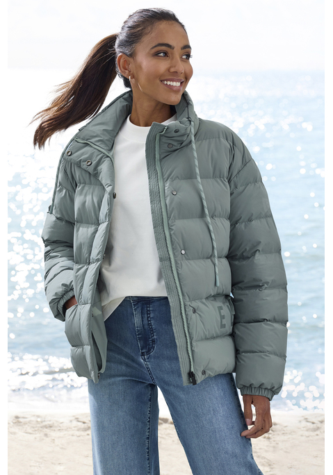 Bild: Steppjacke von Elbsand: <h3>Steppjacke von <strong>Elbsand</strong> – Stil trifft Funktionalität</h3>
<p>
Die Steppjacke von <strong>Elbsand</strong> vereint modische Eleganz mit durchdachten Details. Der Stehkragen und der Kordelzug zur individuellen Weitenverstellung bieten nicht nur einen perfekten Sitz, sondern auch eine ansprechende Optik. Ein verdeckter Reißverschluss mit Knopfleiste sorgt für zusätzlichen Schutz vor Wind und Kälte, während das Logobadge auf dem linken Ärmel der Jacke einen coolen Akzent verleiht. Zudem bieten die seitlichen Reißverschlusstaschen ausreichend Platz für persönliche Gegenstände und tragen zur praktischen Funktionalität des Designs bei.
</p>

<h4>Artikeldetails und Mehrwerte</h4>
<p>
Diese Jacke überzeugt nicht nur durch ihre ansprechende Gestaltung, sondern auch durch eine wärmende Wattierung, die an kühleren Tagen für einen angenehmen Tragekomfort sorgt. 
</p>

<h4>Outfit-Tipps und Trageanlässe</h4>
<p>
Die Steppjacke von <strong>Elbsand</strong> eignet sich hervorragend für zahlreiche Gelegenheiten – sei es für einen entspannten Spaziergang in der Stadt oder beim Outdoor-Workout. Kombiniert mit lässigen Sneakern und einer Vintage-Jeans entsteht ein stilvolles Streetwear-Outfit. Auch zu einem sportlichen Look mit Leggings und einem bequemen T-Shirt passt diese Jacke ideal. Für die Freizeit lässt sie sich super mit einem Schal und einer Mütze ergänzen, die das Gesamtbild abrunden und zusätzliche Wärme bieten.
</p>

<p>
Mit der Steppjacke von <strong>Elbsand</strong> ist jeder Tag ein modisches Abenteuer!
</p>
