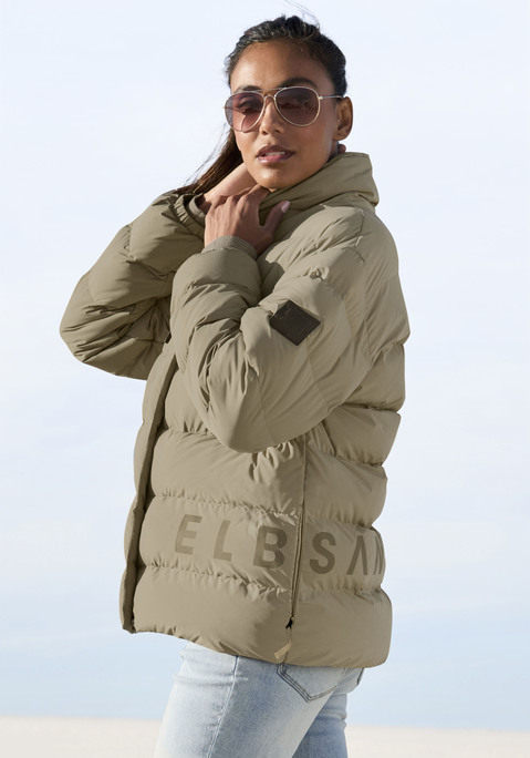 Bild: Steppjacke von Elbsand: Warme Steppjacke von Elbsand mit hoch abschließendem Tunnelzug-Stehkragen. Atmungsaktiv, wasser- und winddicht. Reißverschluss mit Windschutz. Nahtfeine Zippertaschen vorn. Elastischer Ärmelsaum. Markendruck entlang der Seite. Gerade geschnitten. Funktionales Material.