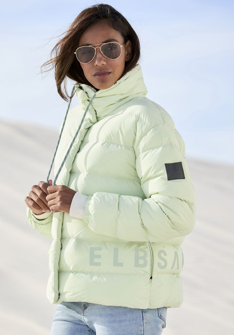 Bild: Steppjacke von Elbsand: Warme Steppjacke von Elbsand mit hoch abschließendem Tunnelzug-Stehkragen. Atmungsaktiv, wasser- und winddicht. Reißverschluss mit Windschutz. Nahtfeine Zippertaschen vorn. Elastischer Ärmelsaum. Markendruck entlang der Seite. Gerade geschnitten. Funktionales Material.