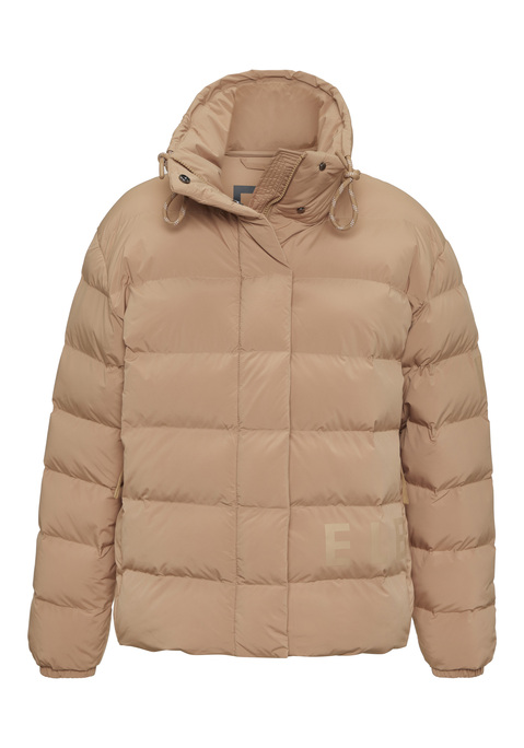 Bild: Steppjacke von Elbsand: <h3>Steppjacke von <strong>Elbsand</strong> – Stil trifft Funktionalität</h3>
<p>
Die Steppjacke von <strong>Elbsand</strong> vereint modische Eleganz mit durchdachten Details. Der Stehkragen und der Kordelzug zur individuellen Weitenverstellung bieten nicht nur einen perfekten Sitz, sondern auch eine ansprechende Optik. Ein verdeckter Reißverschluss mit Knopfleiste sorgt für zusätzlichen Schutz vor Wind und Kälte, während das Logobadge auf dem linken Ärmel der Jacke einen coolen Akzent verleiht. Zudem bieten die seitlichen Reißverschlusstaschen ausreichend Platz für persönliche Gegenstände und tragen zur praktischen Funktionalität des Designs bei.
</p>

<h4>Artikeldetails und Mehrwerte</h4>
<p>
Diese Jacke überzeugt nicht nur durch ihre ansprechende Gestaltung, sondern auch durch eine wärmende Wattierung, die an kühleren Tagen für einen angenehmen Tragekomfort sorgt. 
</p>

<h4>Outfit-Tipps und Trageanlässe</h4>
<p>
Die Steppjacke von <strong>Elbsand</strong> eignet sich hervorragend für zahlreiche Gelegenheiten – sei es für einen entspannten Spaziergang in der Stadt oder beim Outdoor-Workout. Kombiniert mit lässigen Sneakern und einer Vintage-Jeans entsteht ein stilvolles Streetwear-Outfit. Auch zu einem sportlichen Look mit Leggings und einem bequemen T-Shirt passt diese Jacke ideal. Für die Freizeit lässt sie sich super mit einem Schal und einer Mütze ergänzen, die das Gesamtbild abrunden und zusätzliche Wärme bieten.
</p>

<p>
Mit der Steppjacke von <strong>Elbsand</strong> ist jeder Tag ein modisches Abenteuer!
</p>