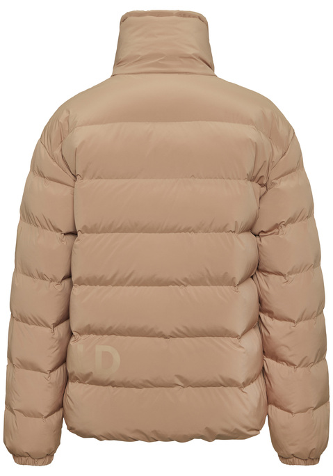 Bild: Steppjacke von Elbsand: <h3>Steppjacke von <strong>Elbsand</strong> – Stil trifft Funktionalität</h3>
<p>
Die Steppjacke von <strong>Elbsand</strong> vereint modische Eleganz mit durchdachten Details. Der Stehkragen und der Kordelzug zur individuellen Weitenverstellung bieten nicht nur einen perfekten Sitz, sondern auch eine ansprechende Optik. Ein verdeckter Reißverschluss mit Knopfleiste sorgt für zusätzlichen Schutz vor Wind und Kälte, während das Logobadge auf dem linken Ärmel der Jacke einen coolen Akzent verleiht. Zudem bieten die seitlichen Reißverschlusstaschen ausreichend Platz für persönliche Gegenstände und tragen zur praktischen Funktionalität des Designs bei.
</p>

<h4>Artikeldetails und Mehrwerte</h4>
<p>
Diese Jacke überzeugt nicht nur durch ihre ansprechende Gestaltung, sondern auch durch eine wärmende Wattierung, die an kühleren Tagen für einen angenehmen Tragekomfort sorgt. 
</p>

<h4>Outfit-Tipps und Trageanlässe</h4>
<p>
Die Steppjacke von <strong>Elbsand</strong> eignet sich hervorragend für zahlreiche Gelegenheiten – sei es für einen entspannten Spaziergang in der Stadt oder beim Outdoor-Workout. Kombiniert mit lässigen Sneakern und einer Vintage-Jeans entsteht ein stilvolles Streetwear-Outfit. Auch zu einem sportlichen Look mit Leggings und einem bequemen T-Shirt passt diese Jacke ideal. Für die Freizeit lässt sie sich super mit einem Schal und einer Mütze ergänzen, die das Gesamtbild abrunden und zusätzliche Wärme bieten.
</p>

<p>
Mit der Steppjacke von <strong>Elbsand</strong> ist jeder Tag ein modisches Abenteuer!
</p>