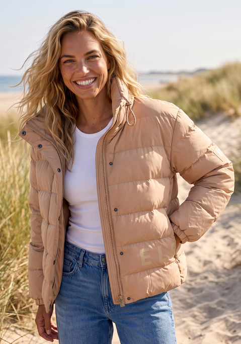 Bild: Steppjacke von Elbsand: <h3>Steppjacke von <strong>Elbsand</strong> – Stil trifft Funktionalität</h3>
<p>
Die Steppjacke von <strong>Elbsand</strong> vereint modische Eleganz mit durchdachten Details. Der Stehkragen und der Kordelzug zur individuellen Weitenverstellung bieten nicht nur einen perfekten Sitz, sondern auch eine ansprechende Optik. Ein verdeckter Reißverschluss mit Knopfleiste sorgt für zusätzlichen Schutz vor Wind und Kälte, während das Logobadge auf dem linken Ärmel der Jacke einen coolen Akzent verleiht. Zudem bieten die seitlichen Reißverschlusstaschen ausreichend Platz für persönliche Gegenstände und tragen zur praktischen Funktionalität des Designs bei.
</p>

<h4>Artikeldetails und Mehrwerte</h4>
<p>
Diese Jacke überzeugt nicht nur durch ihre ansprechende Gestaltung, sondern auch durch eine wärmende Wattierung, die an kühleren Tagen für einen angenehmen Tragekomfort sorgt. 
</p>

<h4>Outfit-Tipps und Trageanlässe</h4>
<p>
Die Steppjacke von <strong>Elbsand</strong> eignet sich hervorragend für zahlreiche Gelegenheiten – sei es für einen entspannten Spaziergang in der Stadt oder beim Outdoor-Workout. Kombiniert mit lässigen Sneakern und einer Vintage-Jeans entsteht ein stilvolles Streetwear-Outfit. Auch zu einem sportlichen Look mit Leggings und einem bequemen T-Shirt passt diese Jacke ideal. Für die Freizeit lässt sie sich super mit einem Schal und einer Mütze ergänzen, die das Gesamtbild abrunden und zusätzliche Wärme bieten.
</p>

<p>
Mit der Steppjacke von <strong>Elbsand</strong> ist jeder Tag ein modisches Abenteuer!
</p>