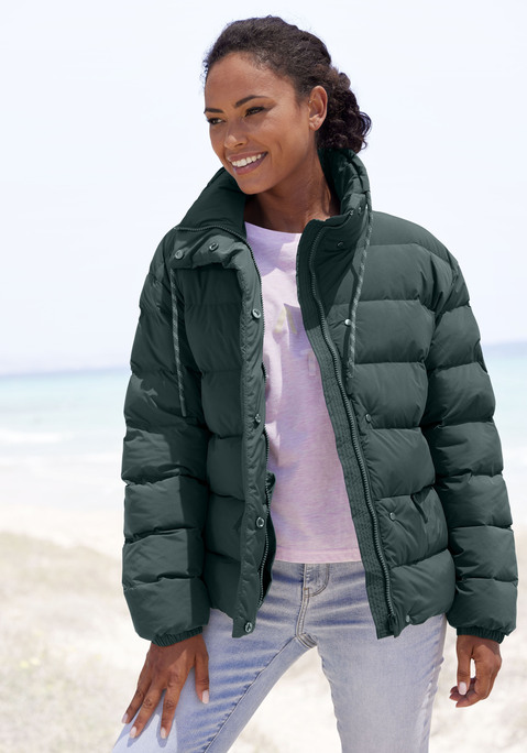 Bild: Steppjacke von Elbsand: Coole Steppjacke von Elbsand mit großem Markendruck. Stehkragen mit Tunnelzug. Verdeckter Reißverschluss. Verschließbare Nahttaschen. Elastische Bündchen. Pflegeleichtes Material aus 100% Polyester.