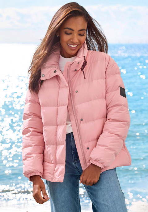 Bild: Steppjacke von Elbsand: Leichte Steppjacke von Elbsand. Hoher Stehkragen mit Kordelzug zum individuellen Verstellen der Weite. Verdeckter Reißverschluss und Knopfleiste. Tonaler Logodruck seitlich und Label auf dem linken Arm. Praktische Reißverschlusstaschen. Ein schöner Alltagsbegleiter. Trageangenehmes Material.