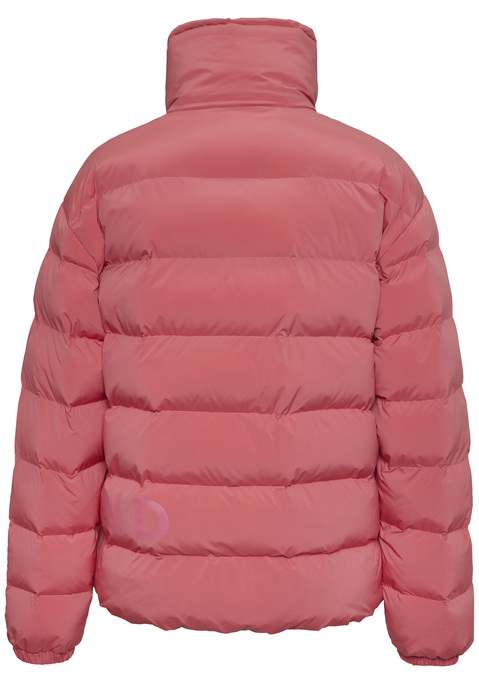 Bild: Steppjacke von Elbsand: <h3>Steppjacke von <strong>Elbsand</strong> – Stil trifft Funktionalität</h3>
<p>
Die Steppjacke von <strong>Elbsand</strong> vereint modische Eleganz mit durchdachten Details. Der Stehkragen und der Kordelzug zur individuellen Weitenverstellung bieten nicht nur einen perfekten Sitz, sondern auch eine ansprechende Optik. Ein verdeckter Reißverschluss mit Knopfleiste sorgt für zusätzlichen Schutz vor Wind und Kälte, während das Logobadge auf dem linken Ärmel der Jacke einen coolen Akzent verleiht. Zudem bieten die seitlichen Reißverschlusstaschen ausreichend Platz für persönliche Gegenstände und tragen zur praktischen Funktionalität des Designs bei.
</p>

<h4>Artikeldetails und Mehrwerte</h4>
<p>
Diese Jacke überzeugt nicht nur durch ihre ansprechende Gestaltung, sondern auch durch eine wärmende Wattierung, die an kühleren Tagen für einen angenehmen Tragekomfort sorgt. 
</p>

<h4>Outfit-Tipps und Trageanlässe</h4>
<p>
Die Steppjacke von <strong>Elbsand</strong> eignet sich hervorragend für zahlreiche Gelegenheiten – sei es für einen entspannten Spaziergang in der Stadt oder beim Outdoor-Workout. Kombiniert mit lässigen Sneakern und einer Vintage-Jeans entsteht ein stilvolles Streetwear-Outfit. Auch zu einem sportlichen Look mit Leggings und einem bequemen T-Shirt passt diese Jacke ideal. Für die Freizeit lässt sie sich super mit einem Schal und einer Mütze ergänzen, die das Gesamtbild abrunden und zusätzliche Wärme bieten.
</p>

<p>
Mit der Steppjacke von <strong>Elbsand</strong> ist jeder Tag ein modisches Abenteuer!
</p>