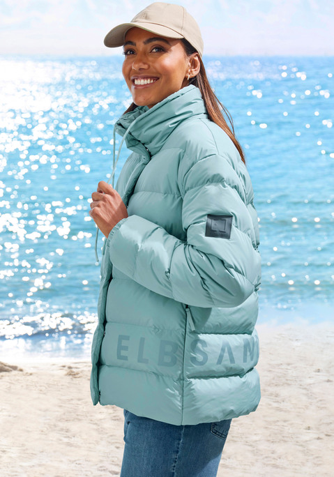 Bild: Steppjacke von Elbsand: Leichte Steppjacke von Elbsand. Hoher Stehkragen mit Kordelzug zum individuellen Verstellen der Weite. Verdeckter Reißverschluss und Knopfleiste. Tonaler Logodruck seitlich und Label auf dem linken Arm. Praktische Reißverschlusstaschen. Ein schöner Alltagsbegleiter. Trageangenehmes Material.