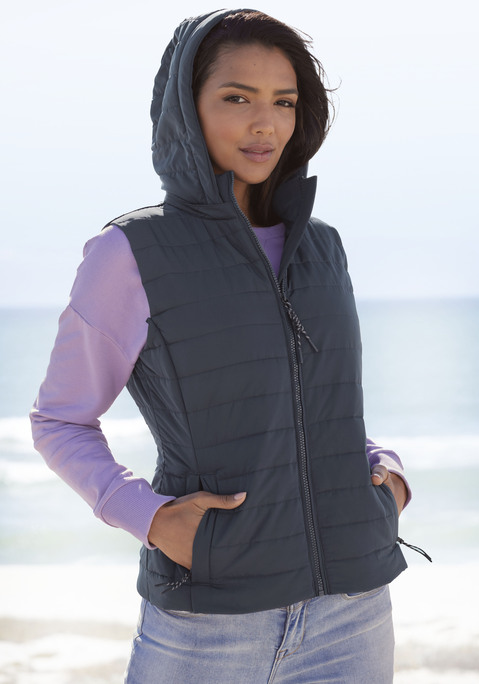 Bild: Steppweste von Elbsand: Steppweste mit seitlichen Reißverschlusstaschen und großem Logodruck auf der Rückseite. Wind und wasserabweisendes, leicht gefüttertes Material aus 100% Polyester. Futter: 100% Polyester. Wattierung: 100% Polyester.