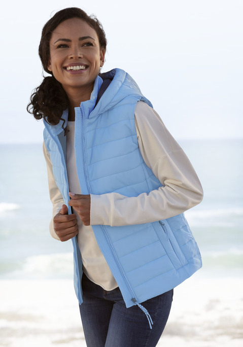 Bild: Steppweste von Elbsand: Steppweste mit seitlichen Reißverschlusstaschen und großem Logodruck auf der Rückseite. Wind und wasserabweisendes, leicht gefüttertes Material aus 100% Polyester. Futter: 100% Polyester. Wattierung: 100% Polyester.