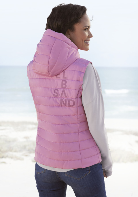 Bild: Steppweste von Elbsand: Steppweste mit seitlichen Reißverschlusstaschen und großem Logodruck auf der Rückseite. Wind und wasserabweisendes, leicht gefüttertes Material aus 100% Polyester. Futter: 100% Polyester. Wattierung: 100% Polyester.
