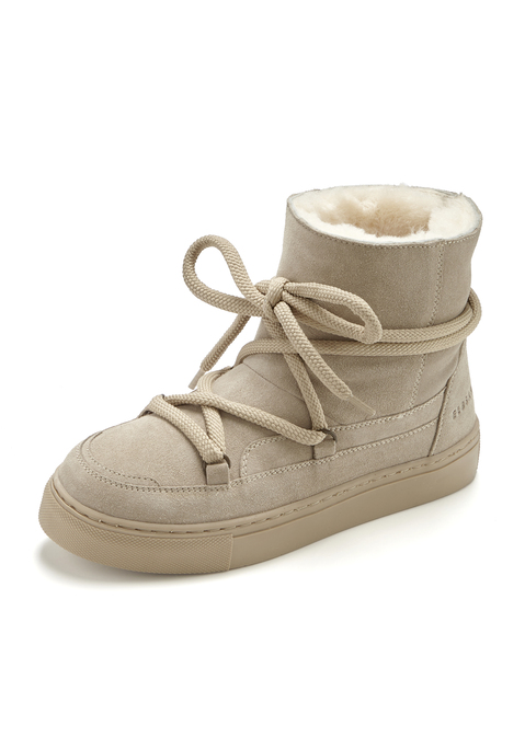Bild: Stiefelette von Elbsand: Obermaterial aus Rindsleder. Futter und Decksohle aus Lammfell. Laufsohle aus Synthetik.
