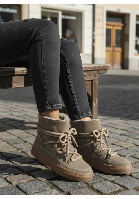 Bild: Stiefelette von Elbsand: Obermaterial aus Rindsleder. Futter und Decksohle aus Lammfell. Laufsohle aus Synthetik.