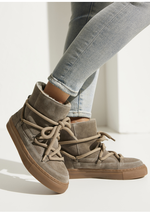 Bild: Stiefelette von Elbsand: Obermaterial aus Rindsleder. Futter und Decksohle aus Lammfell. Laufsohle aus Synthetik.