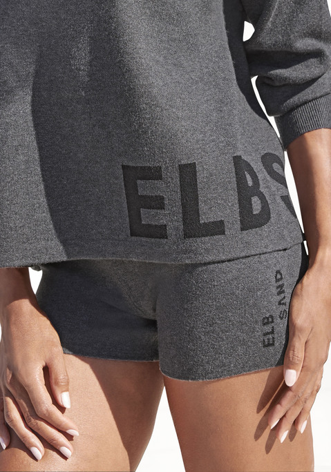 Bild: Strickhose von Elbsand: Kurze Strickhose von Elbsand. Eingestricktes Markendetail. Weiches Komfortbündchen. Schmale Radler-Passform. Elastisch und komfortabel zu tragen. Strickqualität mit Viskose-Anteil.