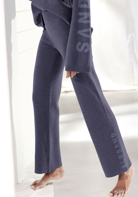 Bild: Strickhose von Elbsand: Weiche Strickhose von Elbsand. Mit eingestricktem Markenschriftzug entlang des linken Hosenbeins. Komfortabler Taillenbund mit Gummizug. Lockere Passform. Angenehm zu tragende Strickware mit hohem Viskose-Anteil.