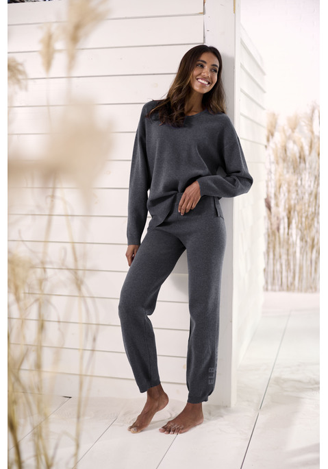 Bild: Strickhose von Elbsand: Weiche Strickhose von Elbsand. Mit eingestricktem Markenschriftzug entlang des linken Hosenbeins. Komfortabler Taillenbund mit Gummizug. Bequeme Passform mit schmaler werdendem Hosenbein und Beinsaumbündchen. Angenehm zu tragende Strickware mit hohem Viskose-Anteil.