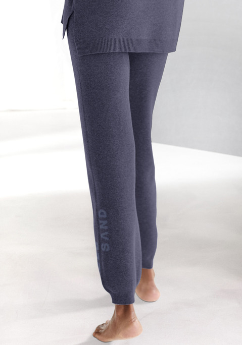 Bild: Strickhose von Elbsand: Weiche Strickhose von Elbsand. Mit eingestricktem Markenschriftzug entlang des linken Hosenbeins. Komfortabler Taillenbund mit Gummizug. Bequeme Passform mit schmaler werdendem Hosenbein und Beinsaumbündchen. Angenehm zu tragende Strickware mit hohem Viskose-Anteil.