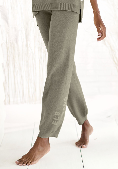 Bild: Strickhose von Elbsand: Weiche Strickhose von Elbsand. Mit eingestricktem Markenschriftzug entlang des linken Hosenbeins. Komfortabler Taillenbund mit Gummizug. Bequeme Passform mit schmaler werdendem Hosenbein und Beinsaumbündchen. Angenehm zu tragende Strickware mit hohem Viskose-Anteil.