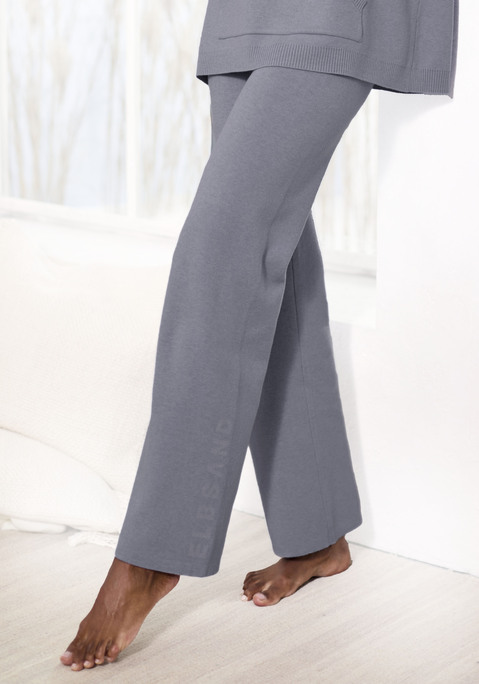 Bild: Strickhose von Elbsand: Weiche Strickhose von Elbsand. Mit eingestricktem Markenschriftzug entlang des linken Hosenbeins. Komfortabler Taillenbund mit Gummizug. Lockere Passform. Angenehm zu tragende Strickware mit hohem Viskose-Anteil.