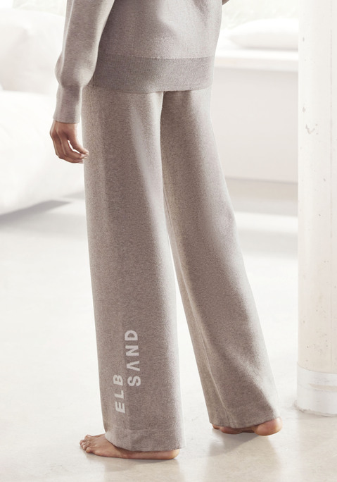 Bild: Strickhose von Elbsand: Weite Strickhose von Elbsand mit bequemem Komfortbündchen. Eingestricktes Markendetail. Wide-leg-Passform. Weiche, elastische Strickqualität mit Viskose-Anteil.