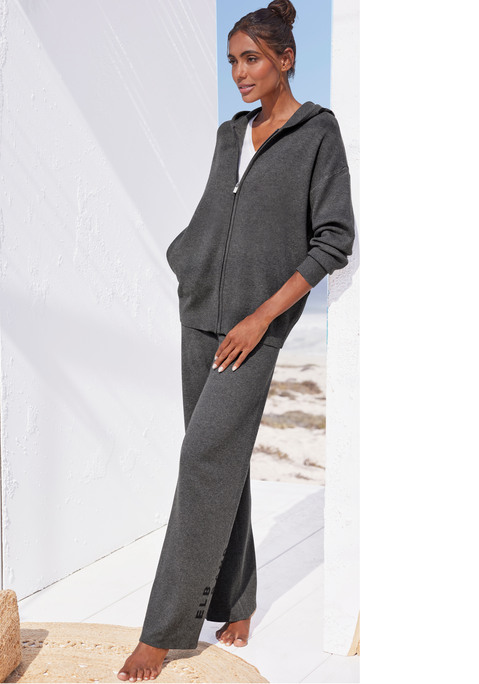 Bild: Strickjacke von Elbsand: Gemütliche Strickjacke von Elbsand mit Markenschriftzug entlang der Kapuze. Durchgehender Reißverschluss. Lange Ärmel und Saum mit Rippbündchen. Lockere Passform mit überschnittenen Schultern. Weiche Strickware mit Viskose.