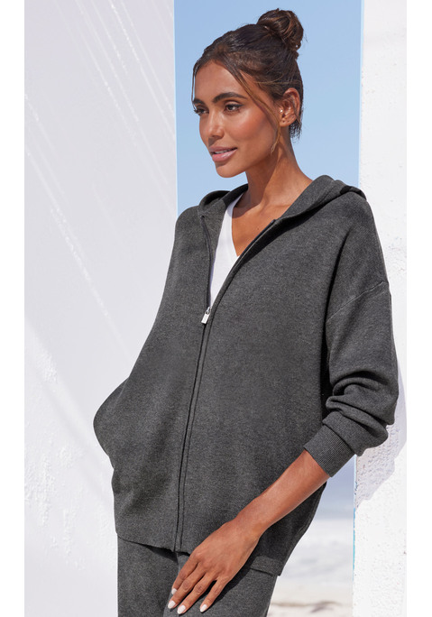 Bild: Strickjacke von Elbsand: Gemütliche Strickjacke von Elbsand mit Markenschriftzug entlang der Kapuze. Durchgehender Reißverschluss. Lange Ärmel und Saum mit Rippbündchen. Lockere Passform mit überschnittenen Schultern. Weiche Strickware mit Viskose.