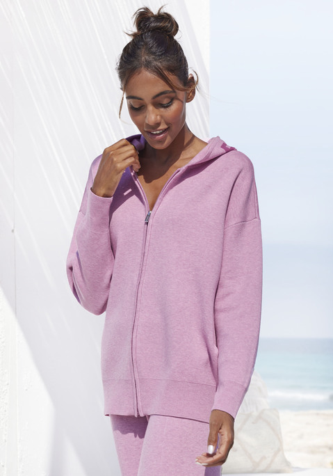 Bild: Strickjacke von Elbsand: Gemütliche Strickjacke von Elbsand mit Markenschriftzug entlang der Kapuze. Durchgehender Reißverschluss. Lange Ärmel und Saum mit Rippbündchen. Lockere Passform mit überschnittenen Schultern. Weiche Strickware mit Viskose.