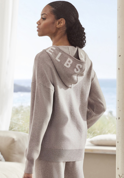 Bild: Strickjacke von Elbsand: Gemütliche Strickjacke von Elbsand mit Markenschriftzug entlang der Kapuze. Durchgehender Reißverschluss. Lange Ärmel und Saum mit Rippbündchen. Lockere Passform mit überschnittenen Schultern. Weiche Strickware mit Viskose.