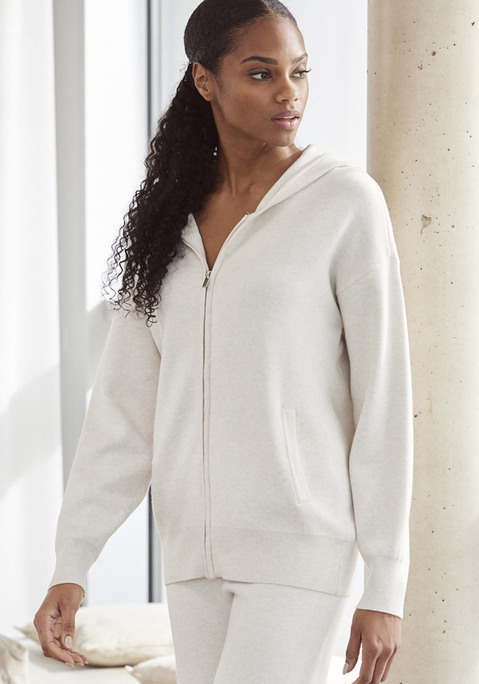 Bild: Strickjacke von Elbsand: Gemütliche Strickjacke von Elbsand mit Markenschriftzug entlang der Kapuze. Durchgehender Reißverschluss. Lange Ärmel und Saum mit Rippbündchen. Lockere Passform mit überschnittenen Schultern. Weiche Strickware mit Viskose.