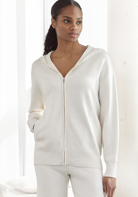 Bild: Strickjacke von Elbsand: Gemütliche Strickjacke von Elbsand mit Markenschriftzug entlang der Kapuze. Durchgehender Reißverschluss. Lange Ärmel und Saum mit Rippbündchen. Lockere Passform mit überschnittenen Schultern. Weiche Strickware mit Viskose.