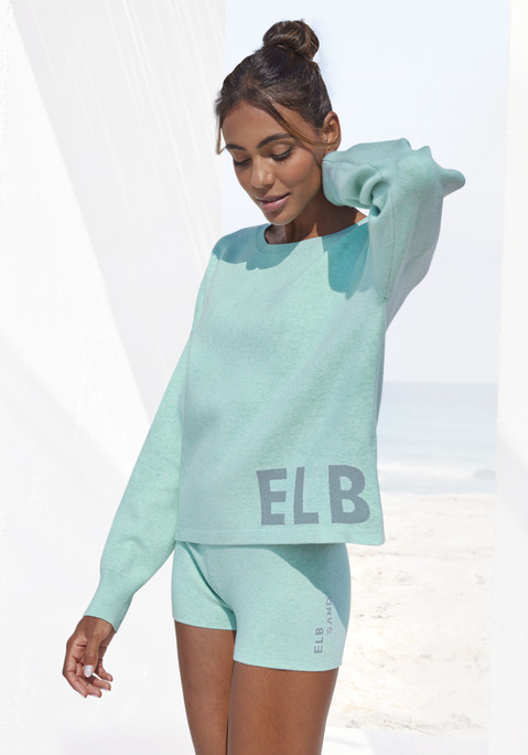 Bild: Strickpullover von Elbsand: Weicher Stricksweater von Elbsand. Eingestrickter Markenschriftzug über dem Saum an Vorder- und Rückseite. Rundhalsausschnitt. Lange Ärmel mit Bündchen. Lockere Passform mit überschnittenen Schultern. Strickqualität mit Viskose-Anteil.