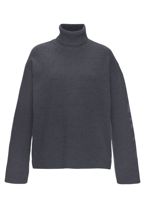 Bild: Sweater von Elbsand: Weicher Strickpullover von Elbsand. Halsnaher, hoher Rollkragen. Weite Ärmel mit überschnittenen Schulternähten. Mit eingestricktem Markenschriftzug entlang der Ärmel. Lockere Passform. Angenehm zu tragende Strickware mit hohem Viskose-Anteil.