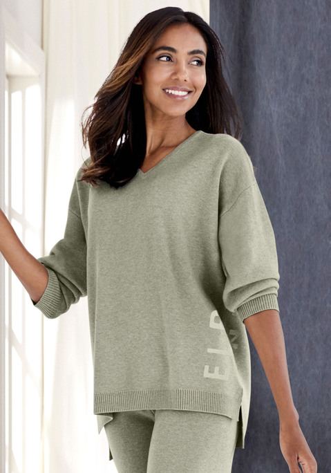 Bild: Sweater von Elbsand: Weicher Oversize-Pullover von Elbsand. V-Ausschnitt. Lange Ärmel mit überschnittenen Schulternähten. Gerader Saum mit verlängerter Rückseite und Seitennahtschlitzen. Lockere Oversize-Passform. Angenehm zu tragende Strickware mit hohem Viskose-Anteil.