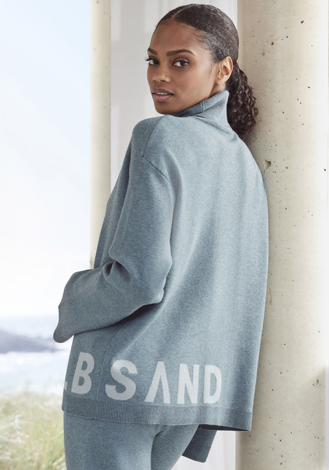 Bild: Sweater von Elbsand: Locker geschnittener Strickpullover von Elbsand. Rollkragen. Mit eingestricktem Logo. Als Home- und Streetwear ideal. Weiche, elastische Qualität mit Viskose aus verbesserter Rohstoffbeschaffung.