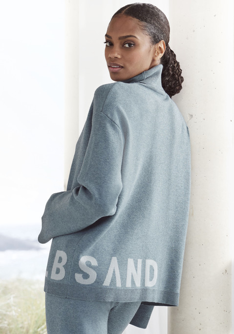 Bild: Sweater von Elbsand: Locker geschnittener Strickpullover von Elbsand. Rollkragen. Mit eingestricktem Logo. Als Home- und Streetwear ideal. Weiche, elastische Qualität mit Viskose aus verbesserter Rohstoffbeschaffung.