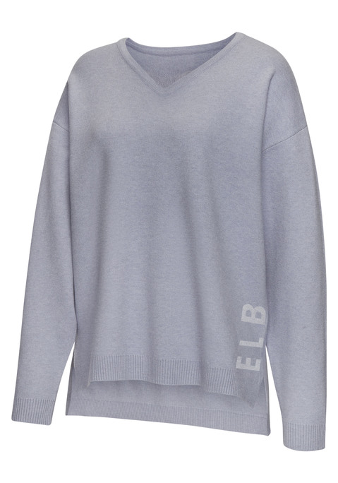 Bild: Sweater von Elbsand: Weicher Oversize-Pullover von Elbsand. V-Ausschnitt. Lange Ärmel mit überschnittenen Schulternähten. Gerader Saum mit verlängerter Rückseite und Seitennahtschlitzen. Lockere Oversize-Passform. Angenehm zu tragende Strickware mit hohem Viskose-Anteil.